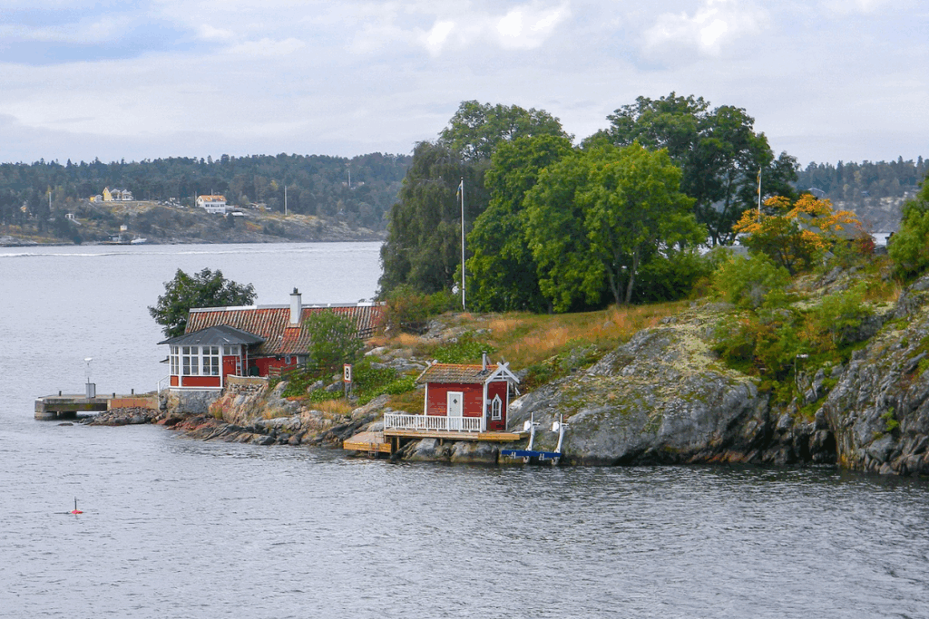 Fjord Meer Bäume Haus Wasser rotes Schwedenhaus