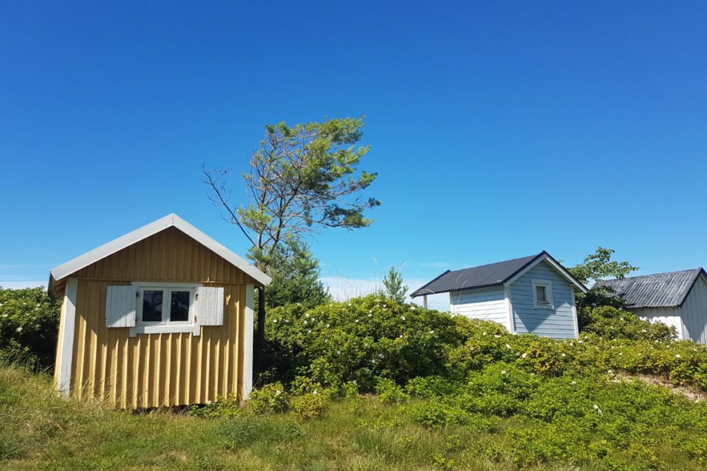 Bootshaus gelb Schwedenhaus Düne blauer Himmel Strand
